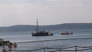 Ladja preblizu kopalcev 