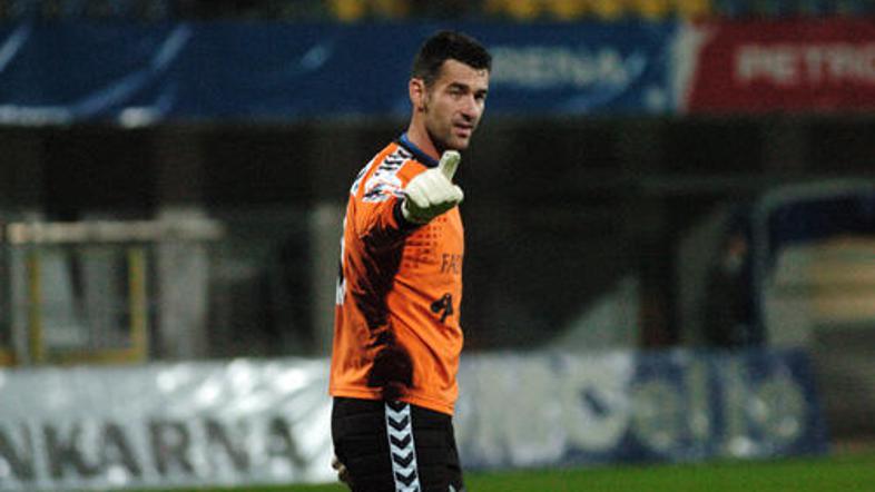 Simeunovič je pri Zvezdi branil kot obetaven branilec, klub pa je moral zapustit