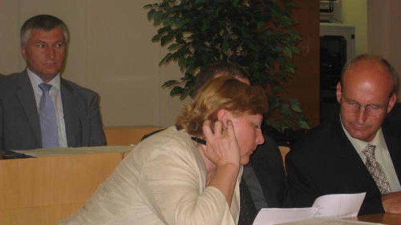 Direktor ARAO Vladislav Krošelj (ob njem sodelavka Janja Špiler, v ozadju pa dir