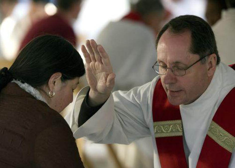 "Duhovnik" se je očitno naslajal nad izpovedmi napak drugih.
