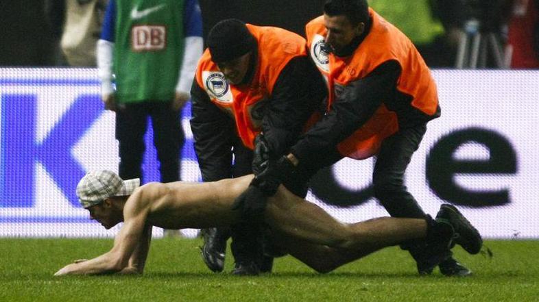 Nagec na tekmi med Herto in Kölnom. FOTO: Reuters