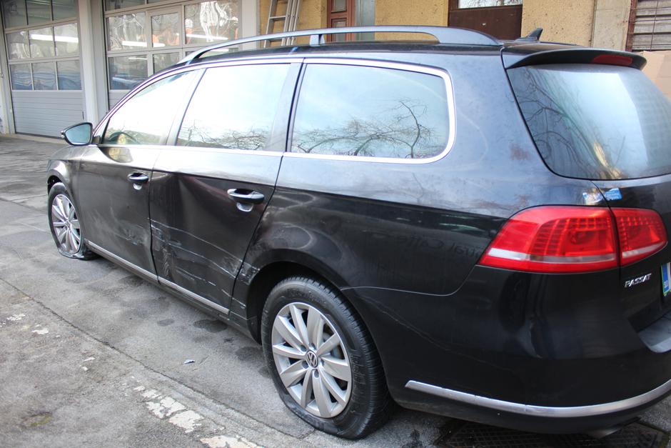 poškodovano vozilo osumljencev ropa | Avtor: PU Celje