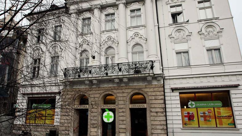 Prva lekarna Pri zlatem jelenu je na tem mestu stala že leta 1809. (Foto: Sašo D