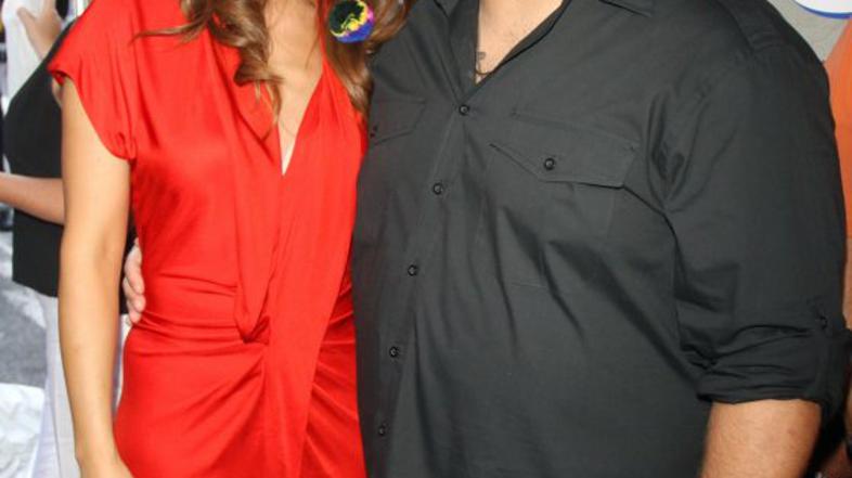 Steffiana de la Cruz in Kevin James