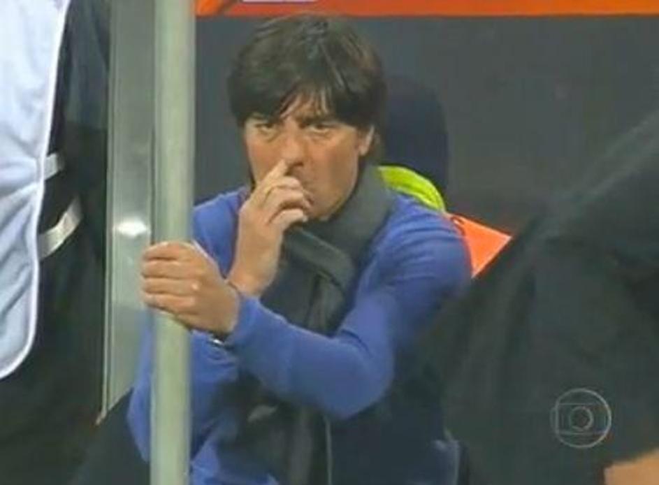 Löw je od živčnosti brskal s prstom po nosu. (Foto: Youtube)