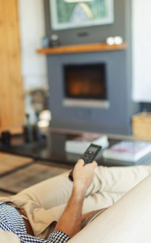 gledanje televizije, daljinec, televizija