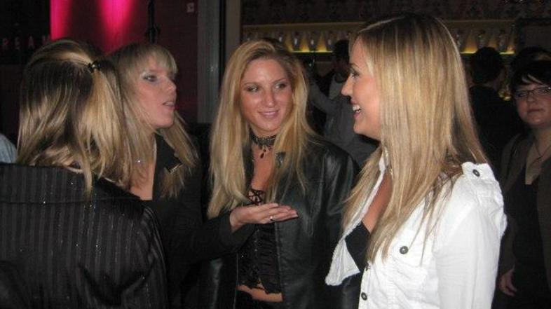 Moški so si lahko napasli oči na mičnih in razgaljenih lepoticah.