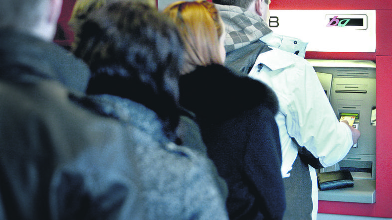 Obrtniki bodo tudi danes dvigovali denar iz bankomatov. V petek težav zaradi teg