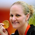 Kirsty Coventry pozira s svojo zlato olimpijsko kolajno.