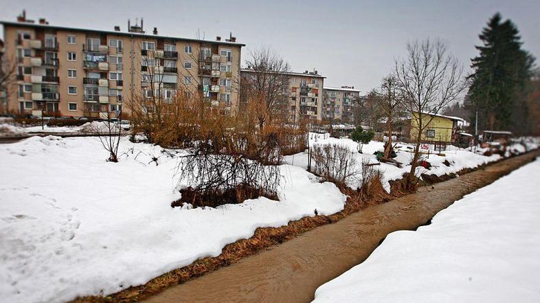 Garaže in poslovne prostore ob Jamovi ulici bodo porušili, če bodo lastniki sogl