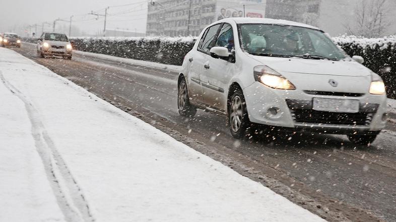 Slovenija 24.01.2014 sneg, zima, zasnezeni plocniki, promet, avto; foto:Sasa Des