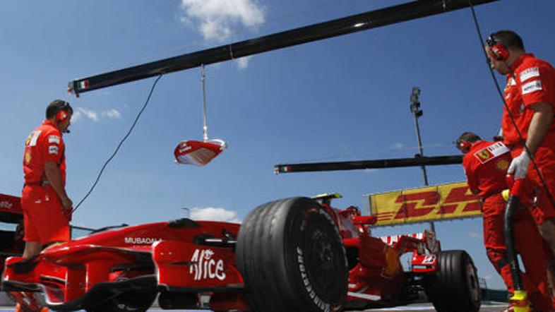 Na francoskem podeželju je bil lep sončen dan in Ferrarija sta si priborila prvo