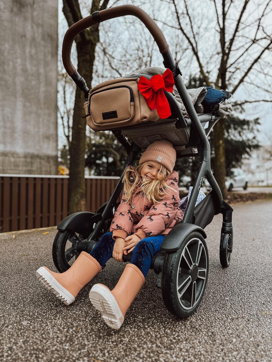 Rdeče pentlje | Avtor: Andreja Cilenšek