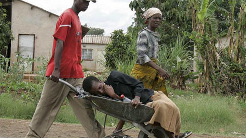 Kolera v Zimbabveju vzame vedno več človeških življenj.