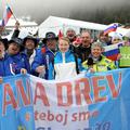 Ana Drev s svojimi navijači v izteku veleslaloma. (Foto: www. alesfevzer.com)