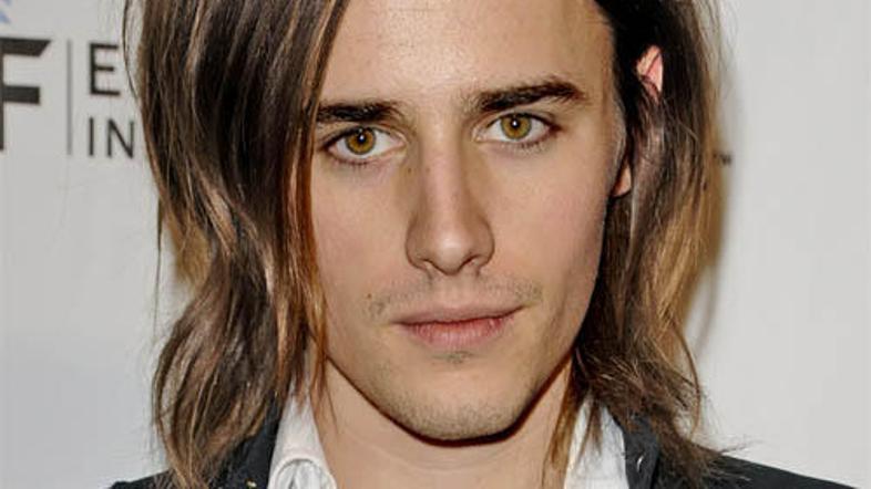 Zvezda odrskega Spider-Mana bo pevec Reeve Carney, sicer frontman skupine Carney