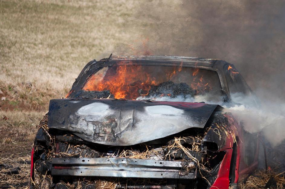 Goreči avto gori