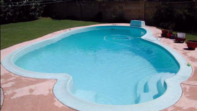 Sina je le za hip pustila samega na dvorišču, kmalu zatem ga je nezavestnega zag