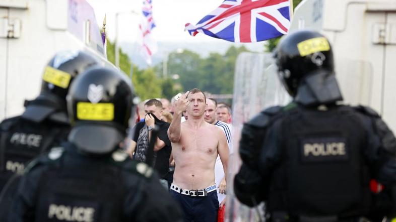 Belfast, nemiri, policija, protestniki