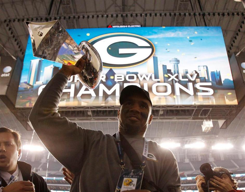 Charles Woodson z Lombardijevim pokalom za zmago na SB XLV. (Foto: Reuters)