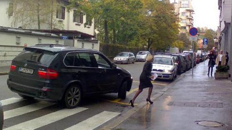 Roman Horvat je Simoni Dimic tik pred našim obiskom na Gregorčičevi predal šop p